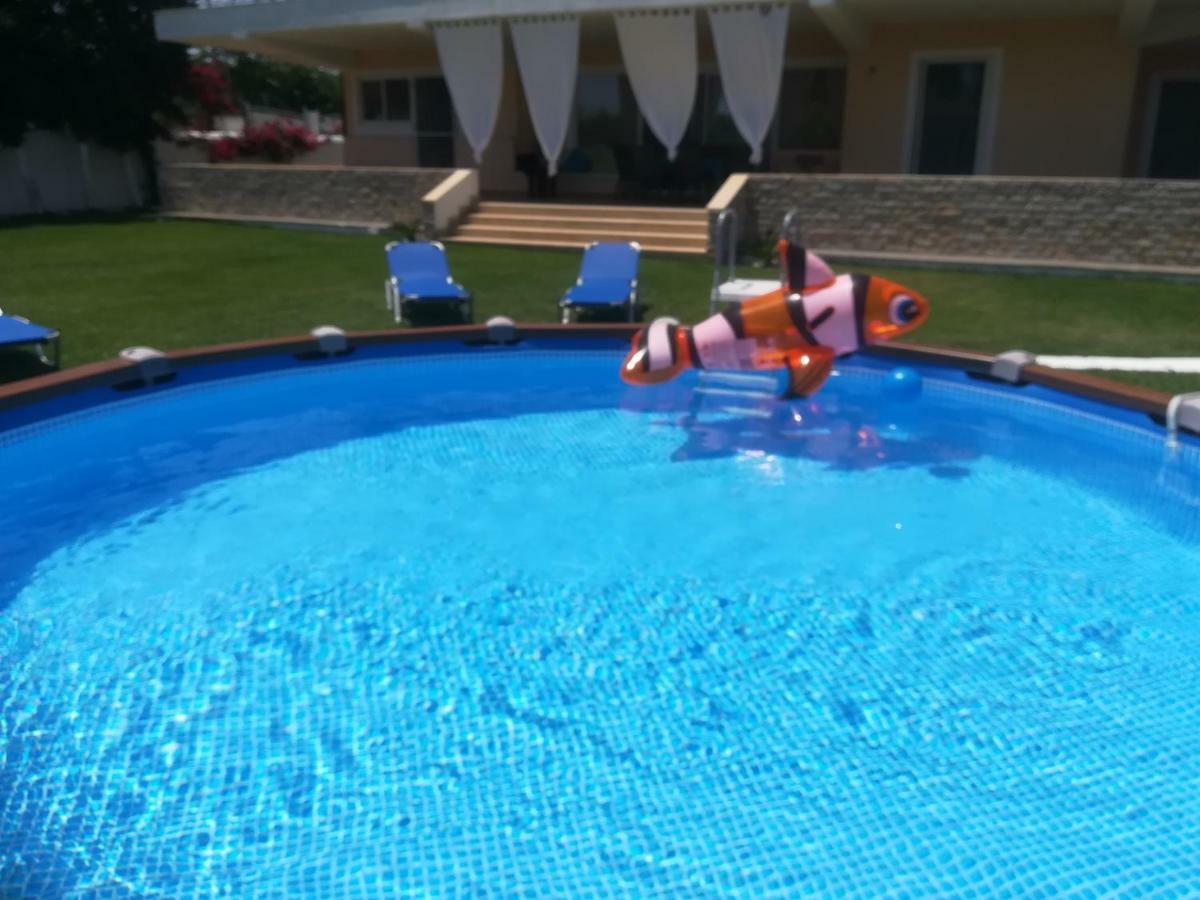 Marathon Beachside Villa 100M From The Beach Szhiniász Kültér fotó